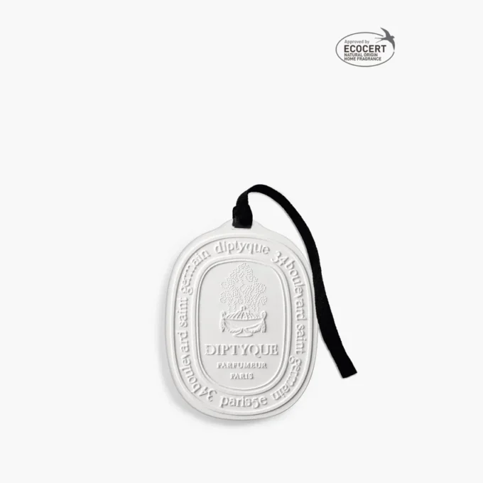 La Droguerie – medaglione in ceramica profumato al legno di cedro La Droguerie – medaglione in ceramica profumato al legno di cedro